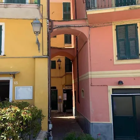 - Tiny Lovely Few Steps From The Water On A Traditional Narrow Street *