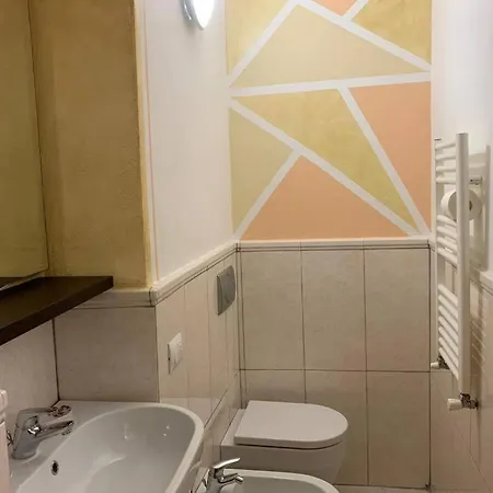 - Tiny Lovely Few Steps From The Water On A Traditional Narrow Street Apartman