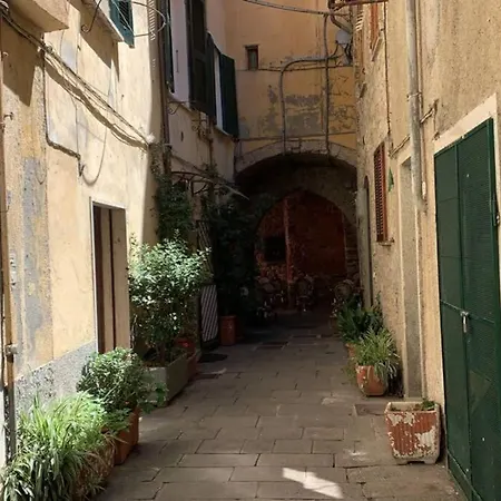 - Tiny Lovely Few Steps From The Water On A Traditional Narrow Street *