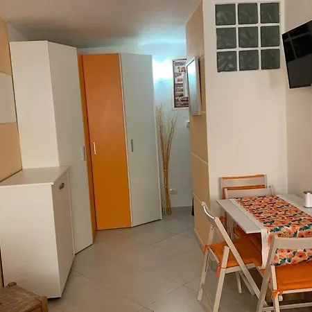 - Tiny Lovely Few Steps From The Water On A Traditional Narrow Street Apartment *